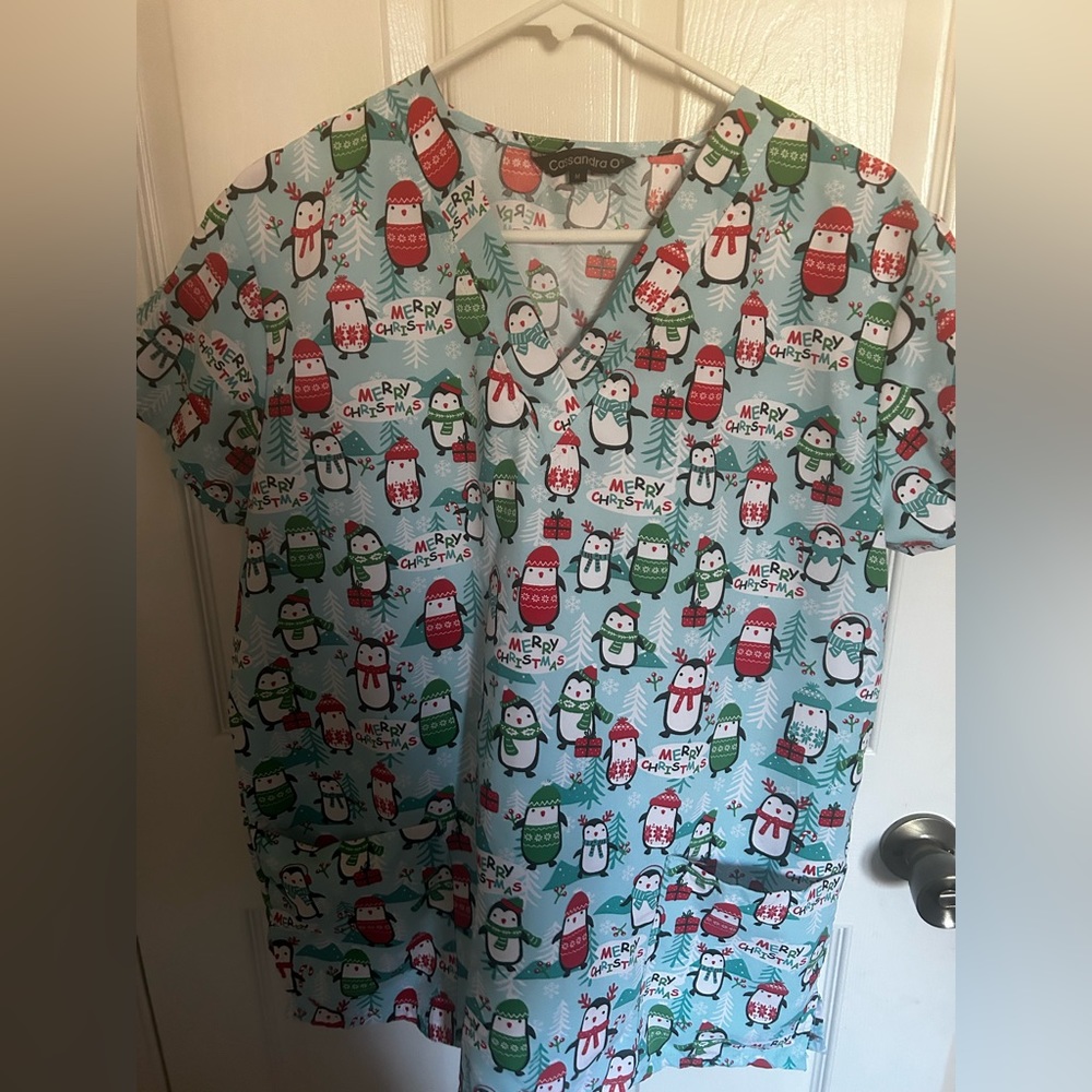 WOMEN’S PENGUIN WINTER SCRUB TOP (M)